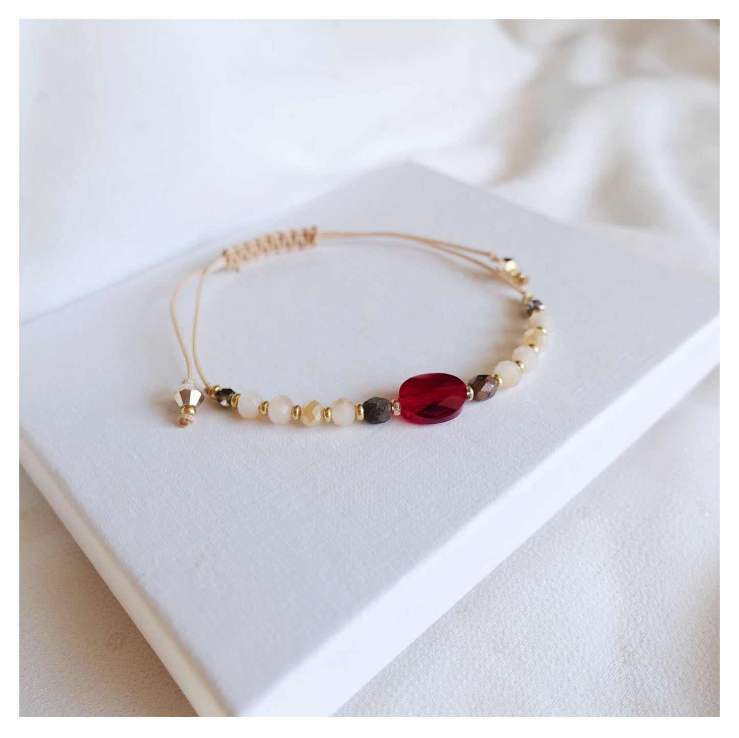 Delicate string bracelet with red crystal, TD9110
