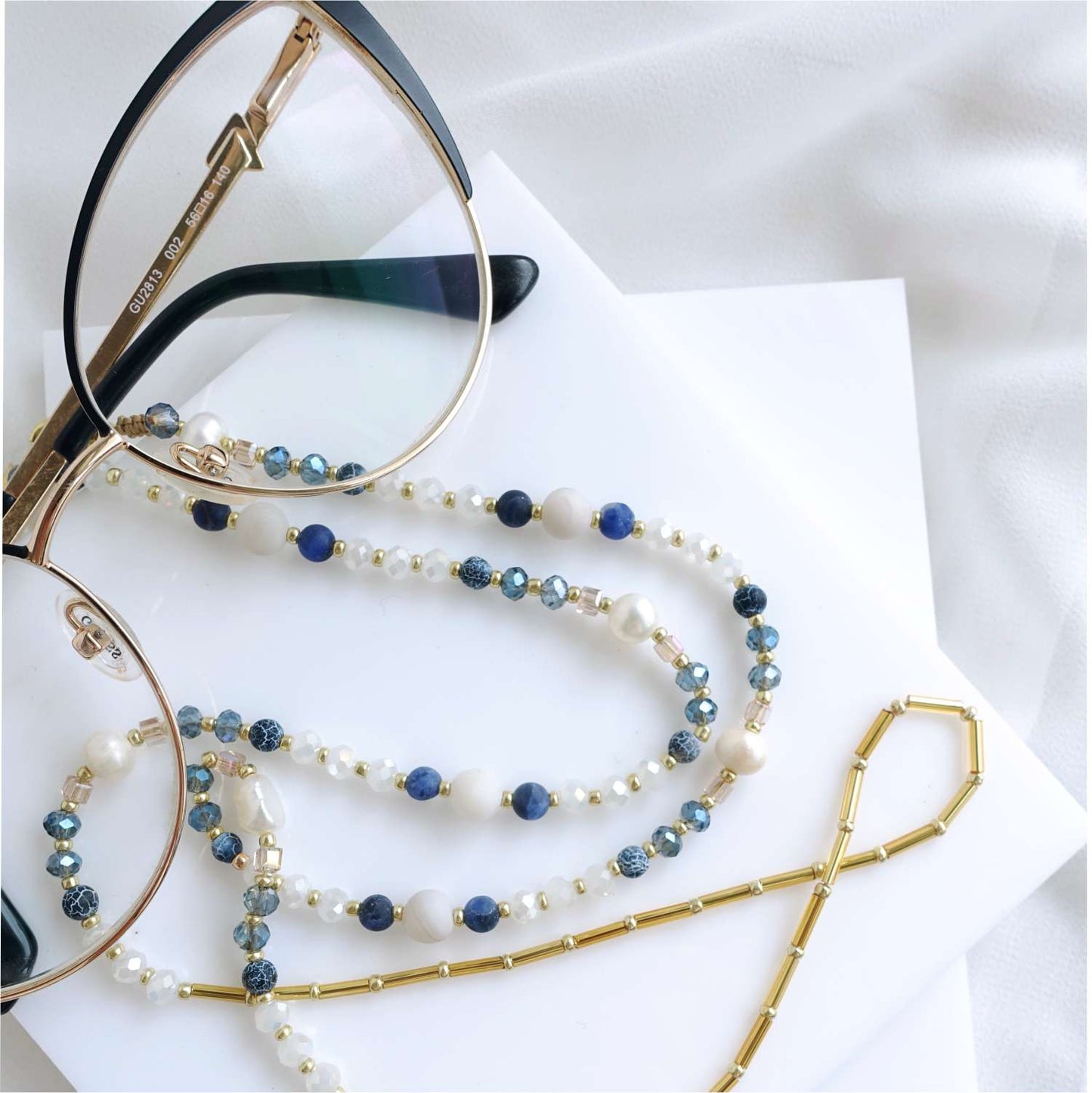 Glasses chain with natural stones blue agate, pearl jade, sodalite and pearls, Cracked Blue EGC503