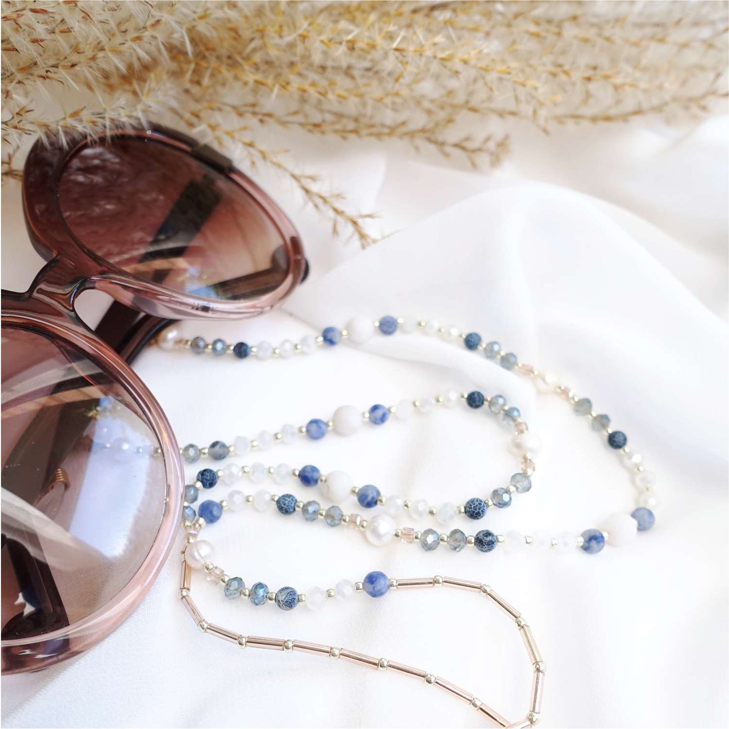 Glasses chain with natural stones blue agate, pearl jade, sodalite and pearls, Cracked Blue EGC503