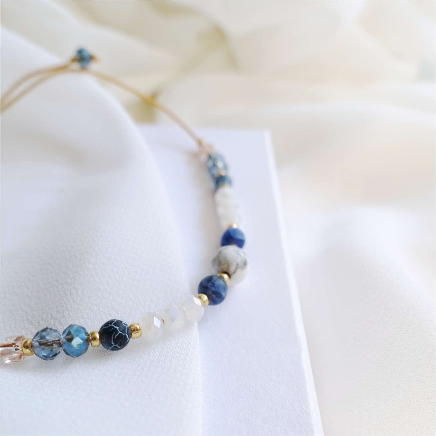 Blue string bracelet with natural stones agate howlite TD9260