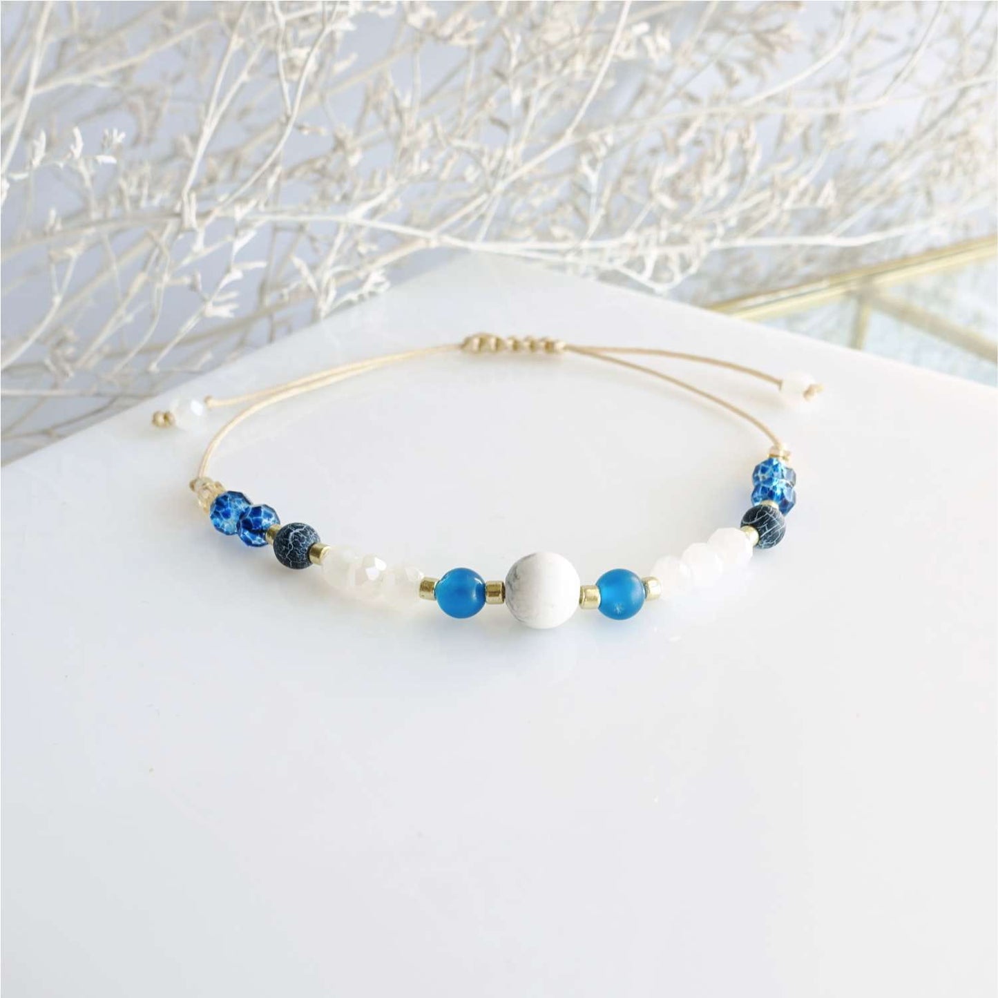 Blue string bracelet with natural stones agate howlite TD9260