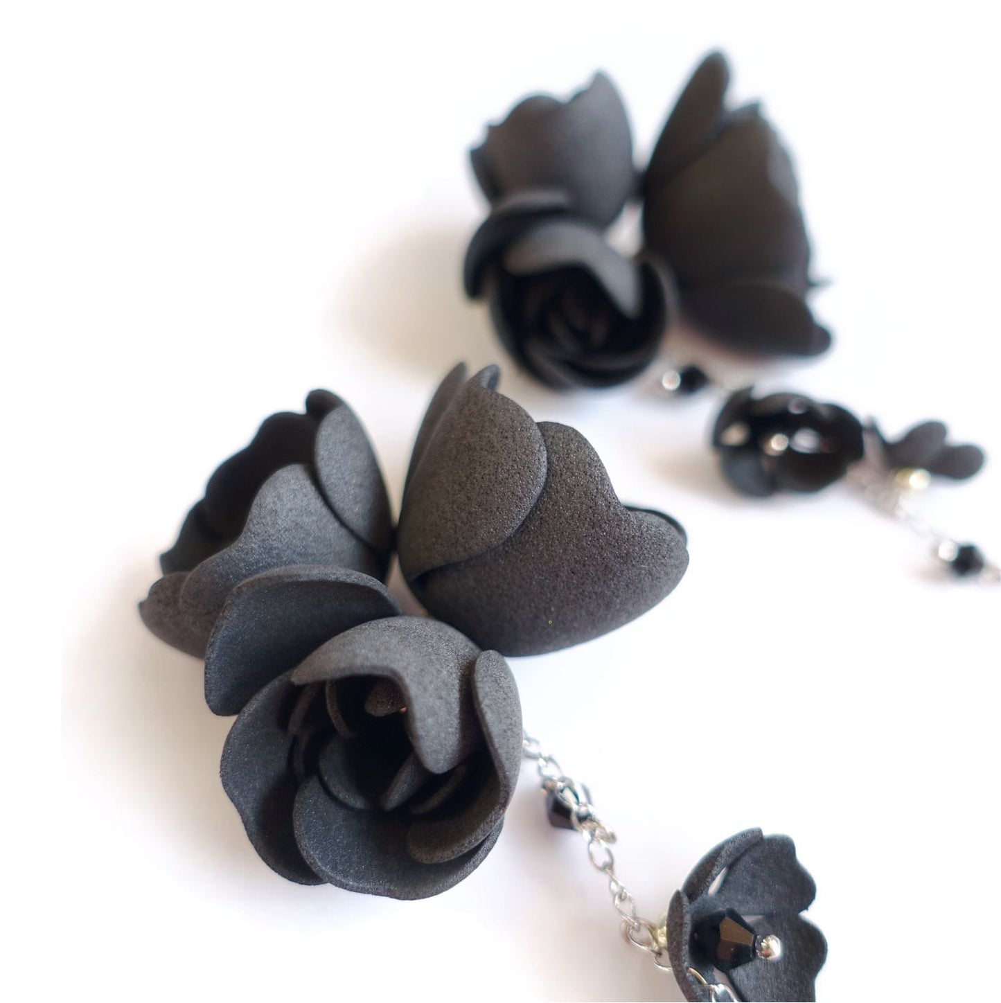 Pendientes de flores negras en cadena de plata 855 Gardenia de plata negra