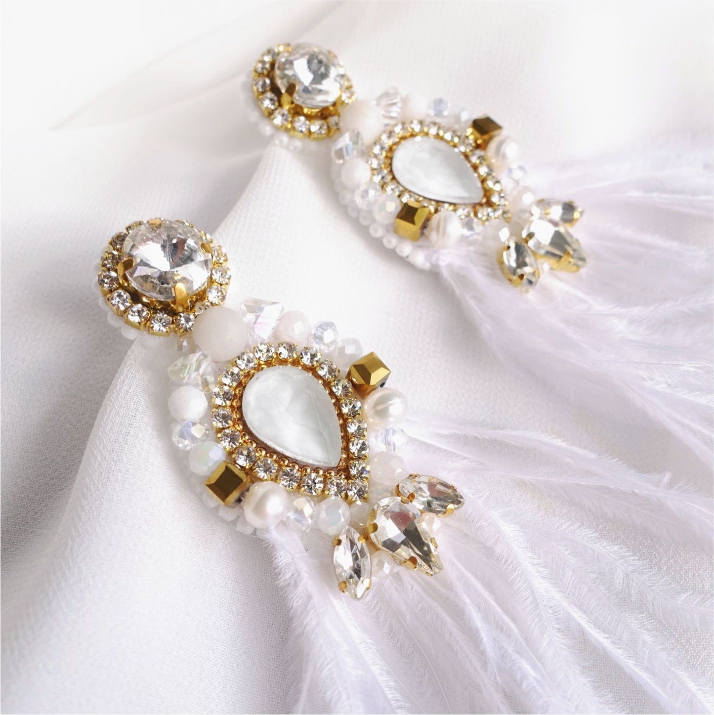 White and Gold Ostrich Feather and Crystal Earrings – Model 450 WhiteBird