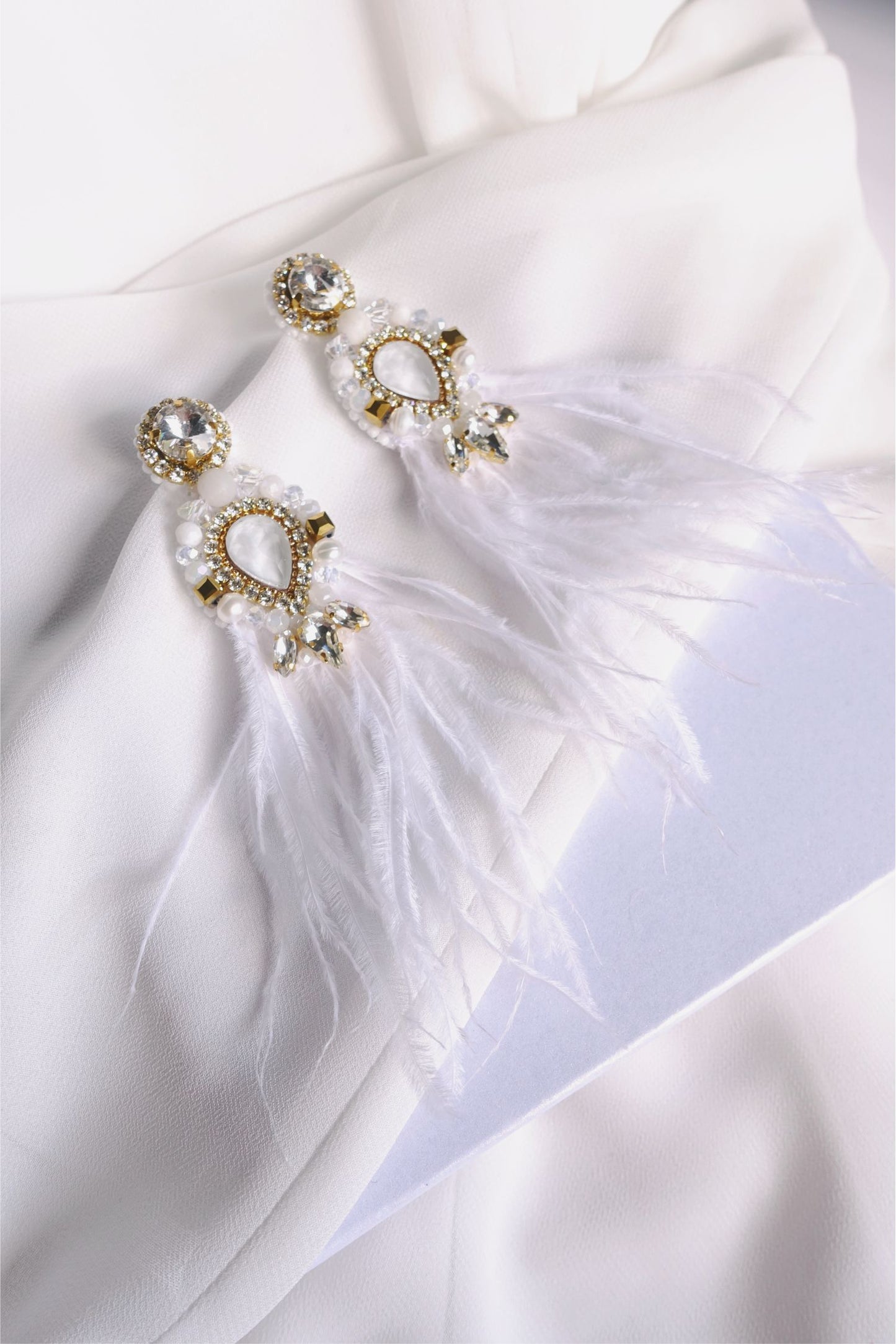 White and Gold Ostrich Feather and Crystal Earrings – Model 450 WhiteBird