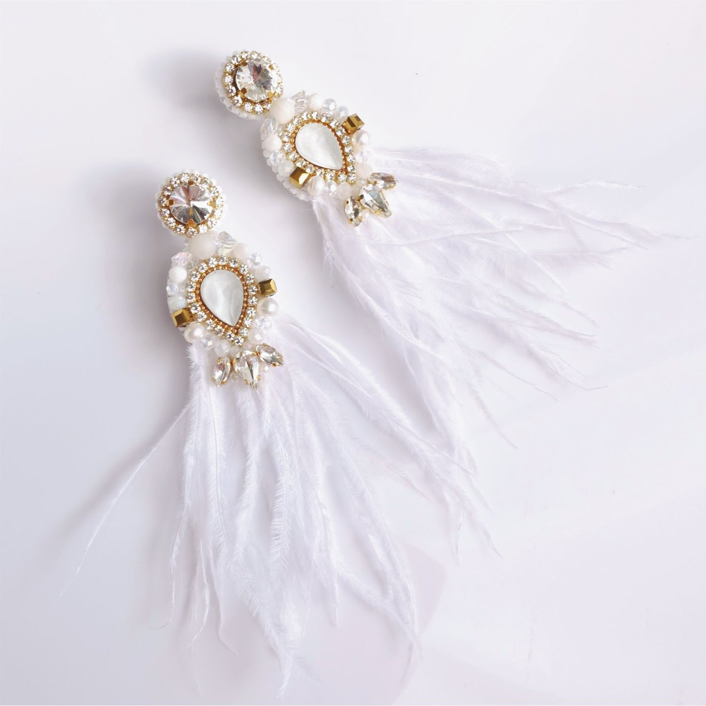White and Gold Ostrich Feather and Crystal Earrings – Model 450 WhiteBird