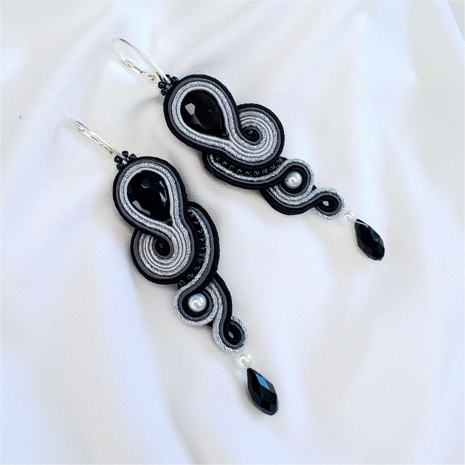 Czarne szare eleganckie kolczyki sutasz 18 Medusa Black Pearl