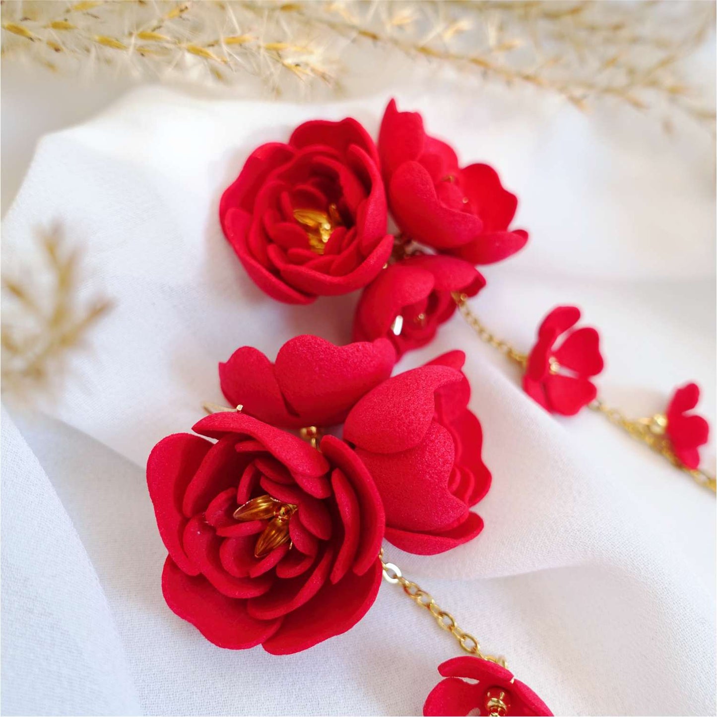 Kolczyki wiszące czerwone kwiaty na złotym łańcuszku Red Gardenia DK855