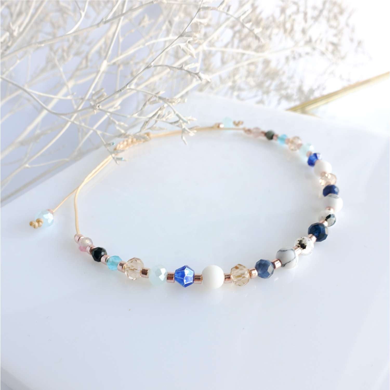 Niebieska bransoletka z kamieniami naturalnymi szafir kamień księżycowy lapis lazuli TD9281