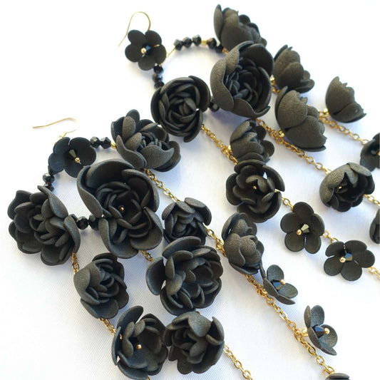 Czarne długie kolczyki kwiaty na złotym łańcuszku 860 Black New Gardenia