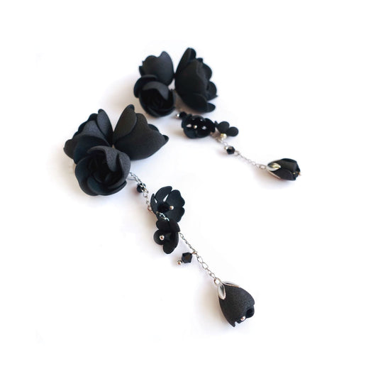 Czarne kolczyki kwiaty na srebrnym łańcuszku 855 Black Silver Gardenia