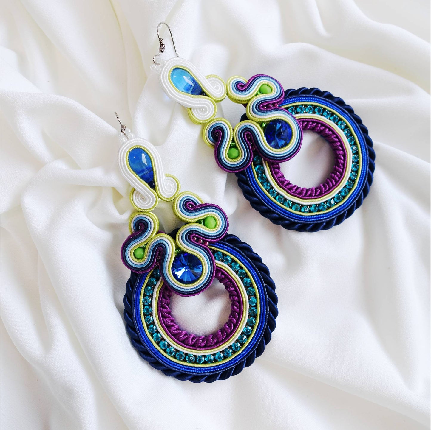 Pendientes de aro de soutache azul marino y morado con cristales 134 Samina