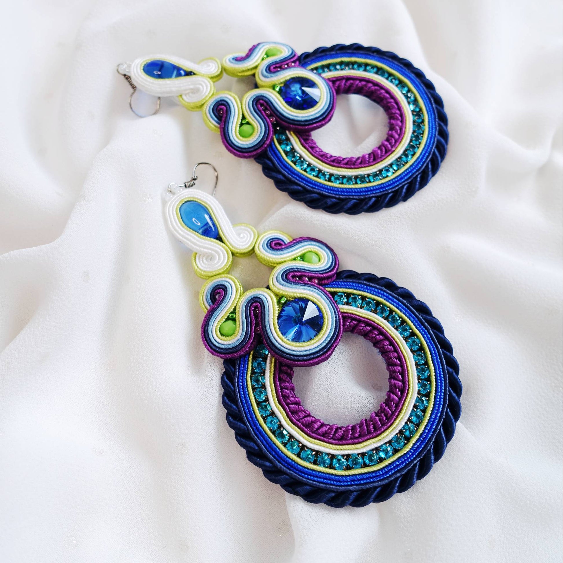 Pendientes de aro de soutache azul marino y morado con cristales 134 Samina