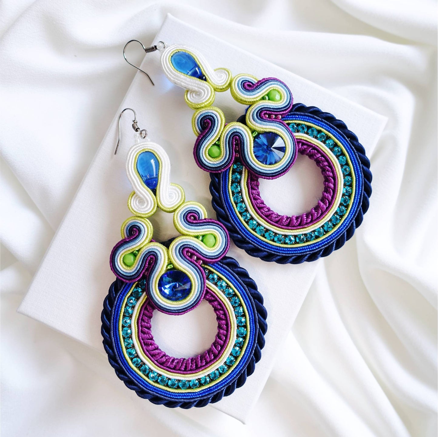 Pendientes de aro de soutache azul marino y morado con cristales 134 Samina