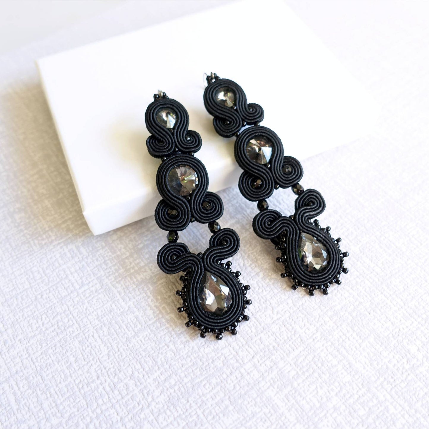 Pendientes negros de soutache fino con cristales de grafito, 180 DeepBlack