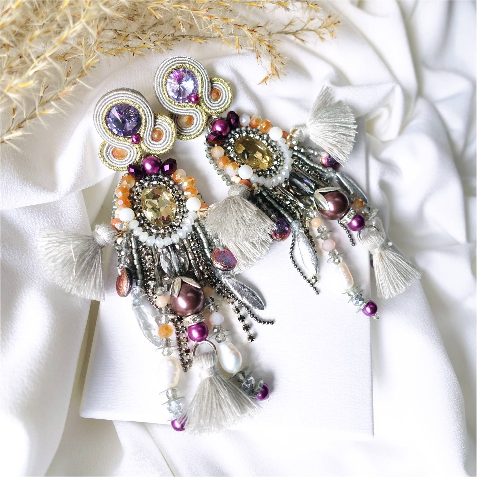 Pendientes de soutache morado de plata con jadeítas y flecos, 411 Ramala